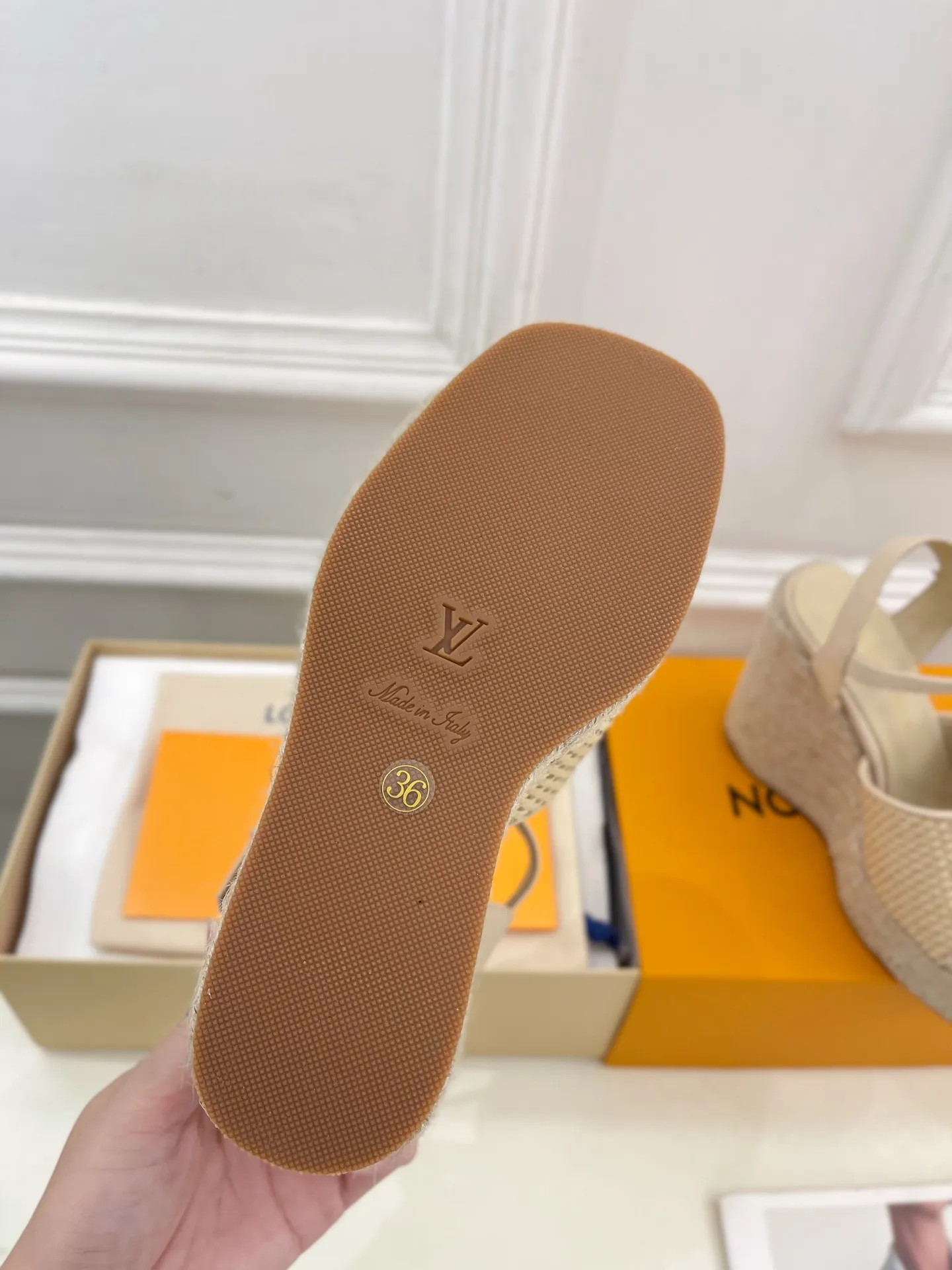 👟👟Ex-factory price 640👟👟 LV | Louis Vuitton 25𝐬𝐬 🧡💚2025 spring and summer new style top version‼ ️The original version is the same. The counter focuses on the latest LV ISOLA hollow hemp rope wedge sandals. New hard goods. ❥BS purchasing level! Full of high-end feel! A popular model among bloggers at home and abroad, it’s retro and fashionable and looks amazing on your feet! Mainly recommended model on the official website★ ━━━━━ ЅᏇєєt ━━━━━ ▪️Upper: original customized calfskin ▪️Lining: imported sheepskin ▪️Outsole: original molded outsole ▪️Heel height: 12cm, water platform 3.5cm ▪️Shoe size: 35-39 (40, 41 customized)